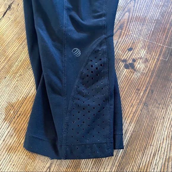 MPG Crop Capri Leggings - Mid-rise with drawstring - Picture 5 of 7